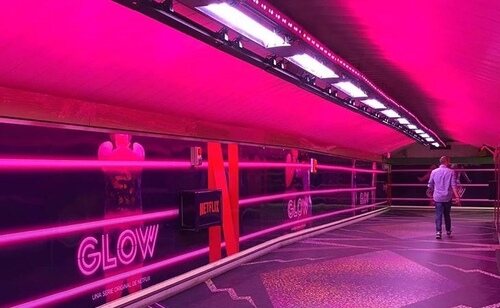 Decoración de Glow en el metro de Chueca