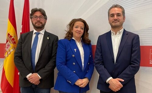 Reunión de la consejera de Sanidad, Fátima Matute, con el alcalde de Pinto, Salomón Aguado (izq) y el líder de Pinto Avanza, Fernando González Jaén (dcha)