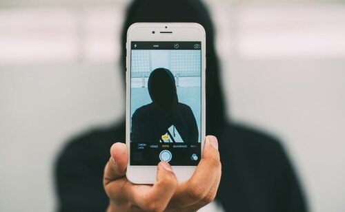 El hombre perdió el conocimiento cuando se estaba tomando un selfie y cayó al vacío