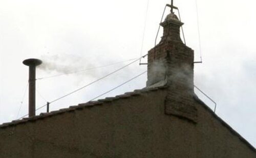 El Habemus Papam viene precedido de la fumata blanca