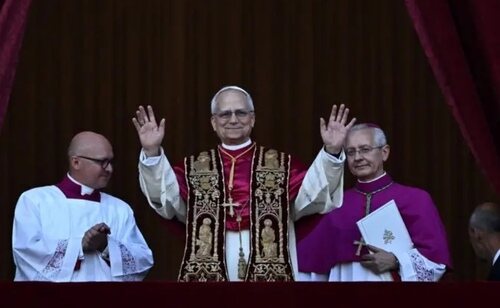 El Papa León XIV a su salida al balcón de la Basílica de San Pedro