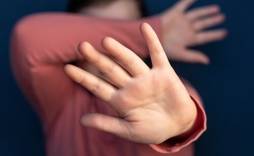 El acusado llegaba a ofrecer a la menor a través de internet para satisfacer sus impulsos sexuales