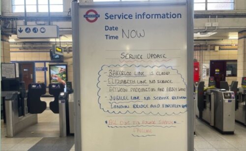 Cartel alertando de cortes en el Metro de Londres por el apagón
