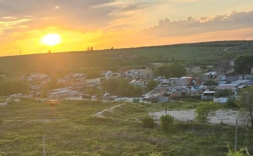 Amanecer en Cañada Real, un barrio sin luz en Madrid desde hace un lustro