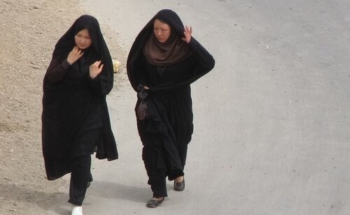 Irán elimina el endurecimiento de la ley sobre la vestimenta del chador tras las manifestaciones