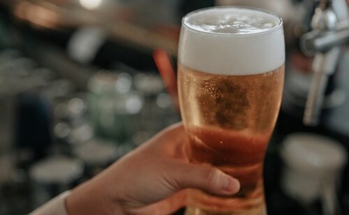 El consumo de cerveza sin alcohol siempre será mejor que la opción con alcohol