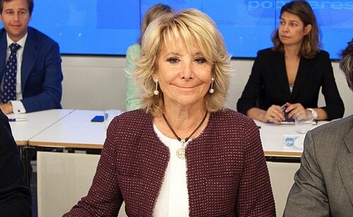 La ex presidenta madrileña sale en apoyo de Franco