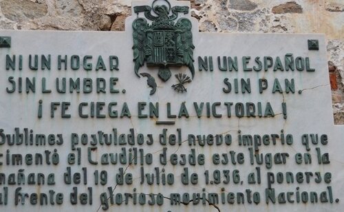Un vestigio de simbología franquista en un espacio público en España