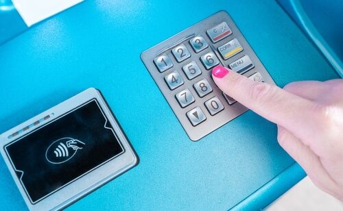La mujer se quedó sin ingresos y las cuentas congeladas por un fallo burocrático