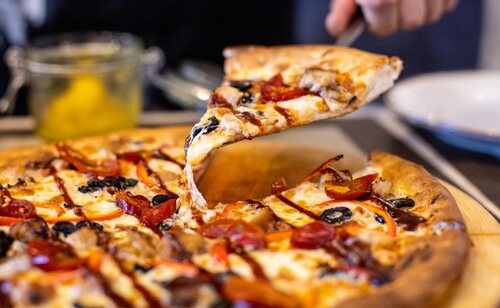 La promoción incluye porciones de pizza gratis y una bebida incluida