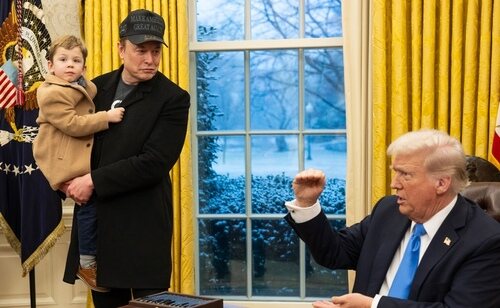 Elon Musk fue objeto de controversia por aparecer junto a su hijo en el Despacho Oval