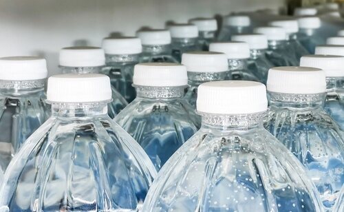 La OCU ha analizado las botellas de agua vendidas en supermercados españoles