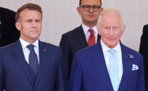 El monarca apareció con su ojo enrojecido en pleno acto con Macron