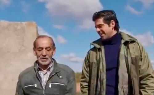 El ex alcalde Aquilino de Dios junto al actor Miguel Ángel Muñoz en un vídeo promocional de Arabayona de Mógica