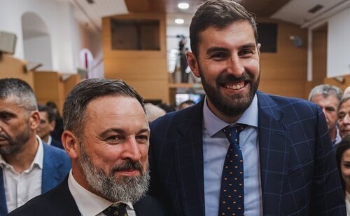 El líder nacional de VOX, Santiago Abascal, junto al líder del partido en Murcia, José Ángel Antelo