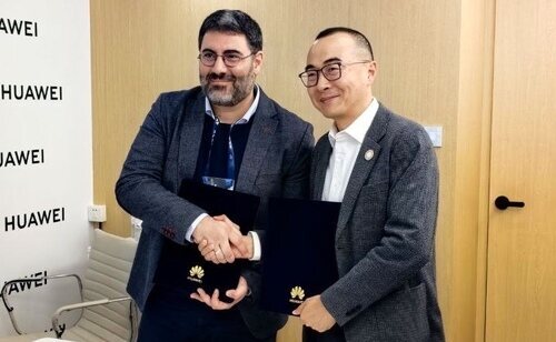 El consejero andaluz de Tursimo, Arturo Bernal, en una reunión con representantes de Huawei