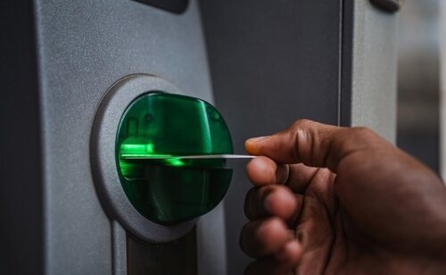 Algunas entidades bancarias adelantan el pago de la pensión para facilitar la organización de los pagos