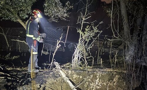 Un bombero interviene en el incendio forestal de Tres Cantos, en Madrid