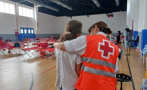 Personas desplazadas por el incendio de Tres Cantos en un albergue provisional de Cruz Roja
