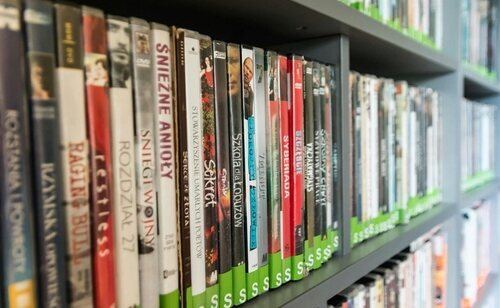 Cayle Marklew acudió a una tienda de segunda mano para desprenderse de los DVD que tenía en casa