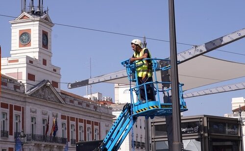 El Ayuntamiento ha invertido dos millones de euros en los toldos para dar sombra a la Puerta del Sol tras la reforma
