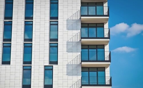 Las ordenanzas municipales son muy estrictas con los elementos en balcones en la capital