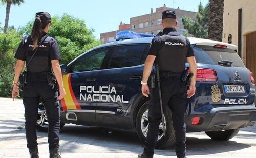 Los agentes de policía detuvieron al acusado por agresión