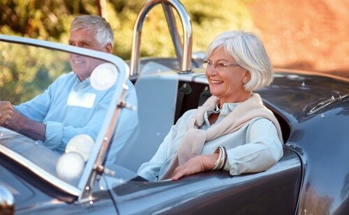 Pareja adulta en un coche
