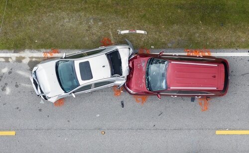 Ejemplo de una colisión entre dos coches