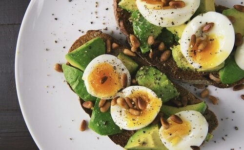 El desayuno rompe el ayuno nocturno y ayuda a regular el organismo