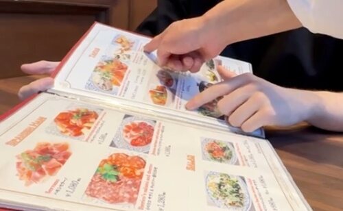 Una vista de la carta de un restaurante español en Tokio