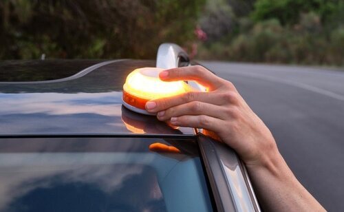 La luz V16 tiene como objetivo facilitar la gestión de accidentes