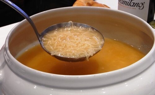 El cocido madrileño es un plato fundamental en la gastronomía de la capital