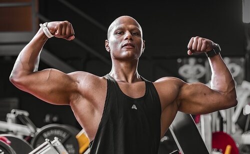 El influencer fitness Alessandro Antonicelli compartió la realidad del cáncer que sufría para concienciar