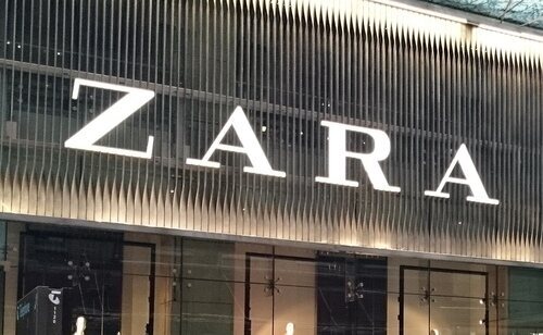 La multinacional Zara se encuentra en pleno giro en su modelo de negocio y cierra tiendas
