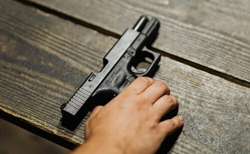 La detenida está acusada de asesinar a tiros a sus dos ex maridos en la misma jornada