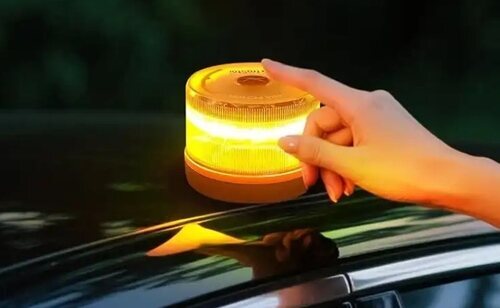 La baliza V-16 intenta mejorar la seguridad en carretera en casos de accidentes