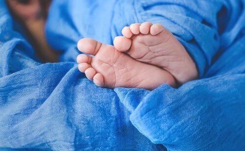 Las ayudas a la maternidad buscan combatir la baja natalidad en España