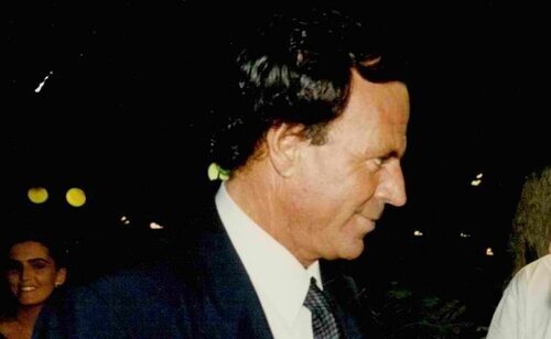 El cantante Julio Iglesias ha sido acusado de agresión sexual y trata de seres humanos por dos ex empleadas