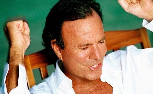 Julio Iglesias ha sido acusado de agresión sexual y trata de seres humanos