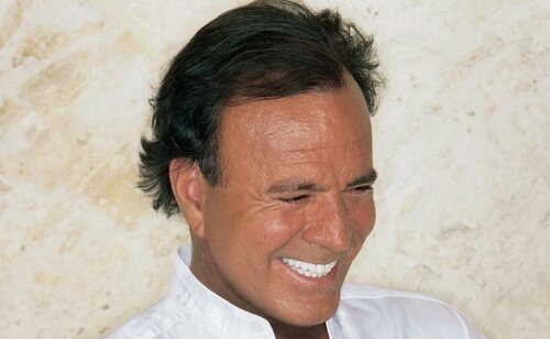 El cantante Julio Iglesias ha sido señalado por dos ex trabajadoras de sus residencias