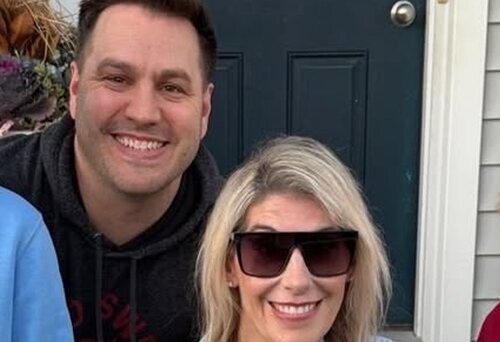 Sara Bennet junto a su marido en una imagen en redes sociales