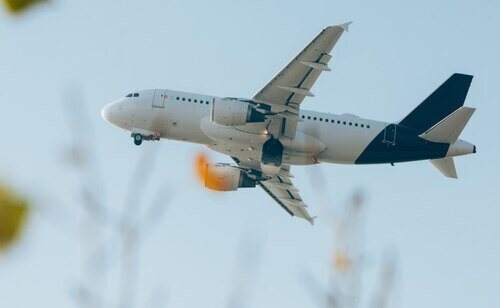 Avión sobrevolando.