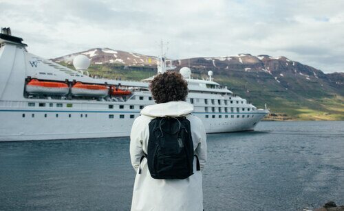Barco sobre los fiordos.