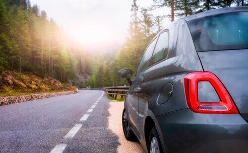Coche sobre carretera.