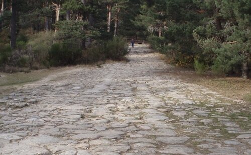 La calzada romana de la Fuenfría es uno de los yacimientos romanos destacados en Madrid