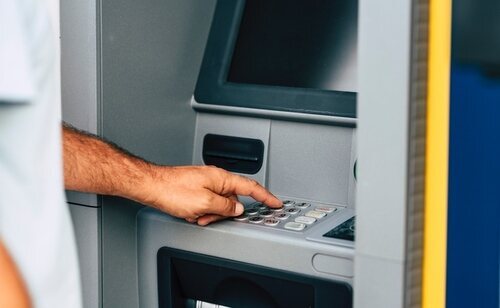 Los bancos adelantan el pago de las pensiones y no todas las entidades establecen la misma fecha