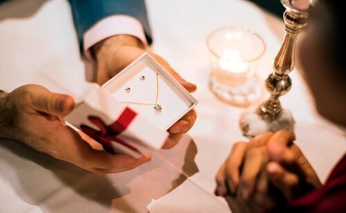 Regalo de un colgante a tu pareja