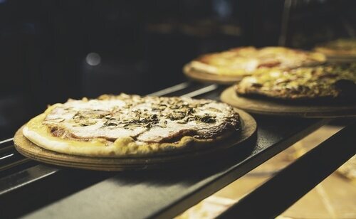 La pizzería vende sus productos utilizando un robot automático