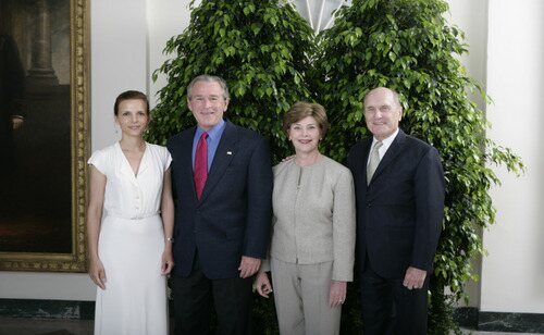 Luciana Duvall, el presidente George W. Bush, la señora Laura Bush y el actor Robert Duvall posan en una fila de recepción en la Casa Blanca.